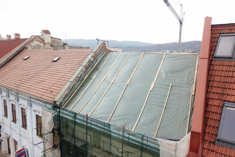 3. Strecha od Hlavnej ulice zakrytá fóliou po demontáži krytiny Príbeh strechy - Prešov Príbeh strechy - Prešov