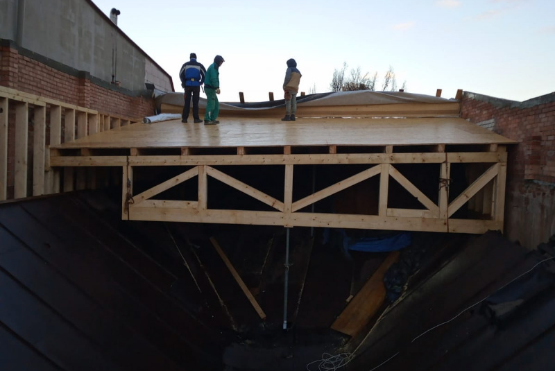 4. Kvôli ochrane objektu pred zatečením sa nová konštrukcia strechy realizovala nad pôvoodnou Príbeh strechy - Prešov Príbeh strechy - Prešov