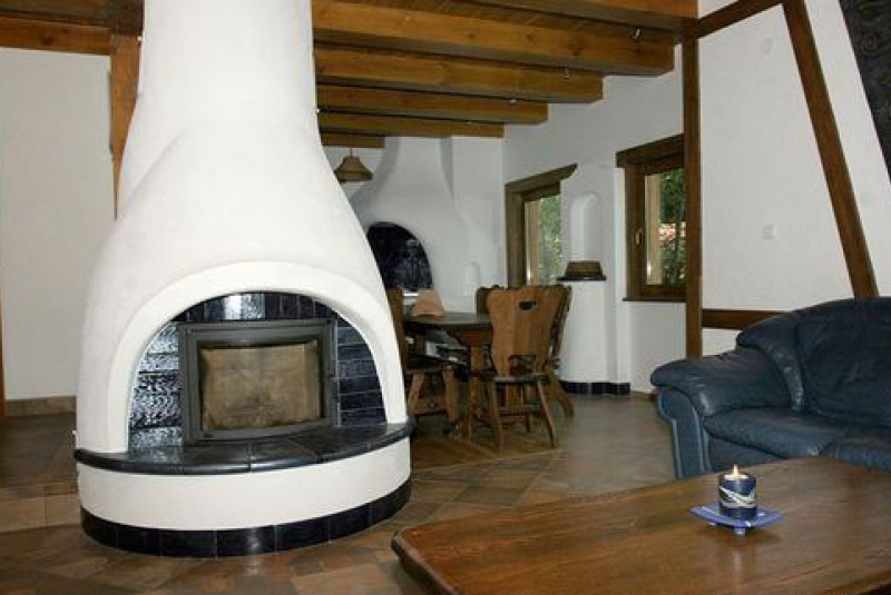 Teplo rodinného krbu Vás láka stále sa vracať domov. Drevo je schopné vyrovnávať svoju vlhkosť a vytvárať ideálnu klímu pre život Fotky Fotky